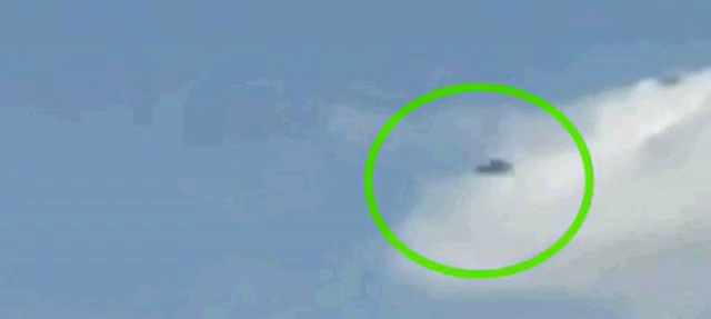UFO Passes Path of Passanger Jet